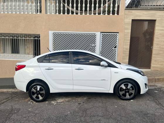 HYUNDAI HB20S 1.6 COMFORT PLUS 16V FLEX 4P AUTOMÁTICO